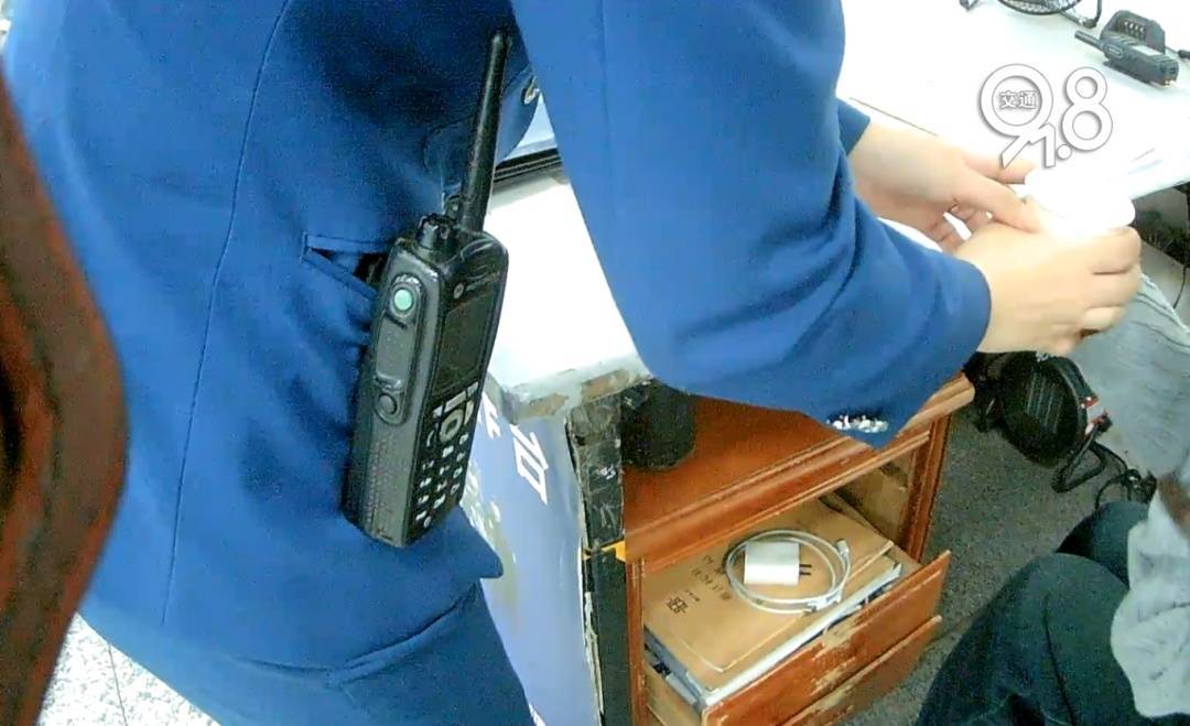 杭州地铁内<strong></p>
<p>国际原油最新资讯</strong>，女乘客突然崩溃大哭！紧接着……这一幕被拍下