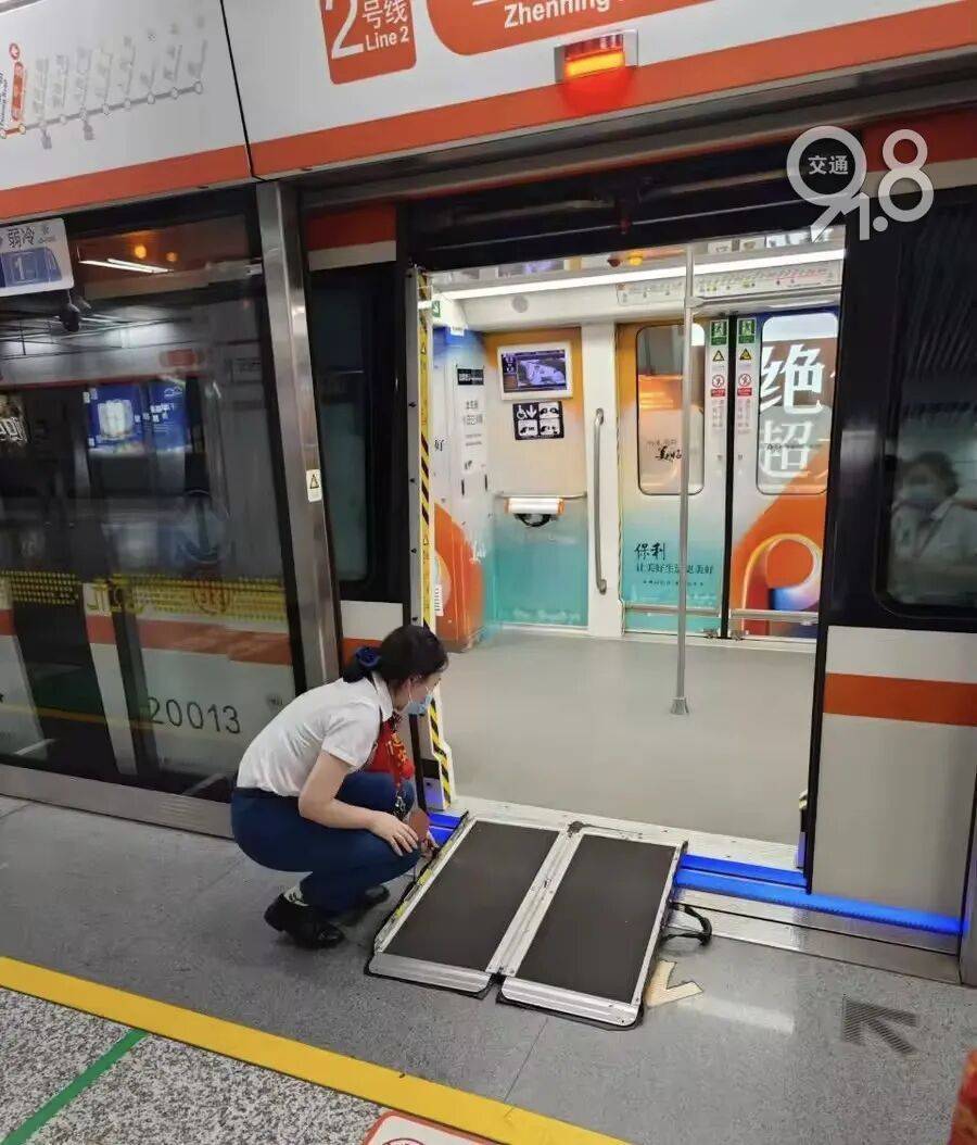 杭州地铁内<strong></p>
<p>国际原油最新资讯</strong>，女乘客突然崩溃大哭！紧接着……这一幕被拍下