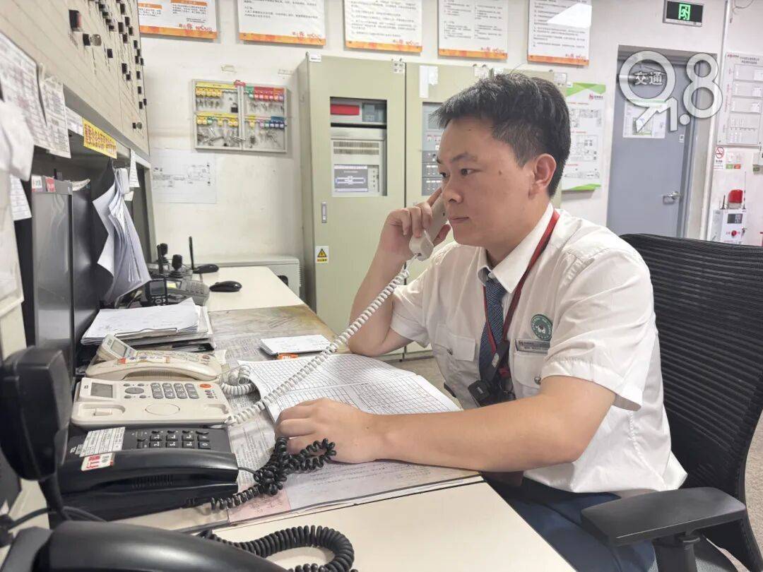 杭州地铁内<strong></p>
<p>国际原油最新资讯</strong>，女乘客突然崩溃大哭！紧接着……这一幕被拍下