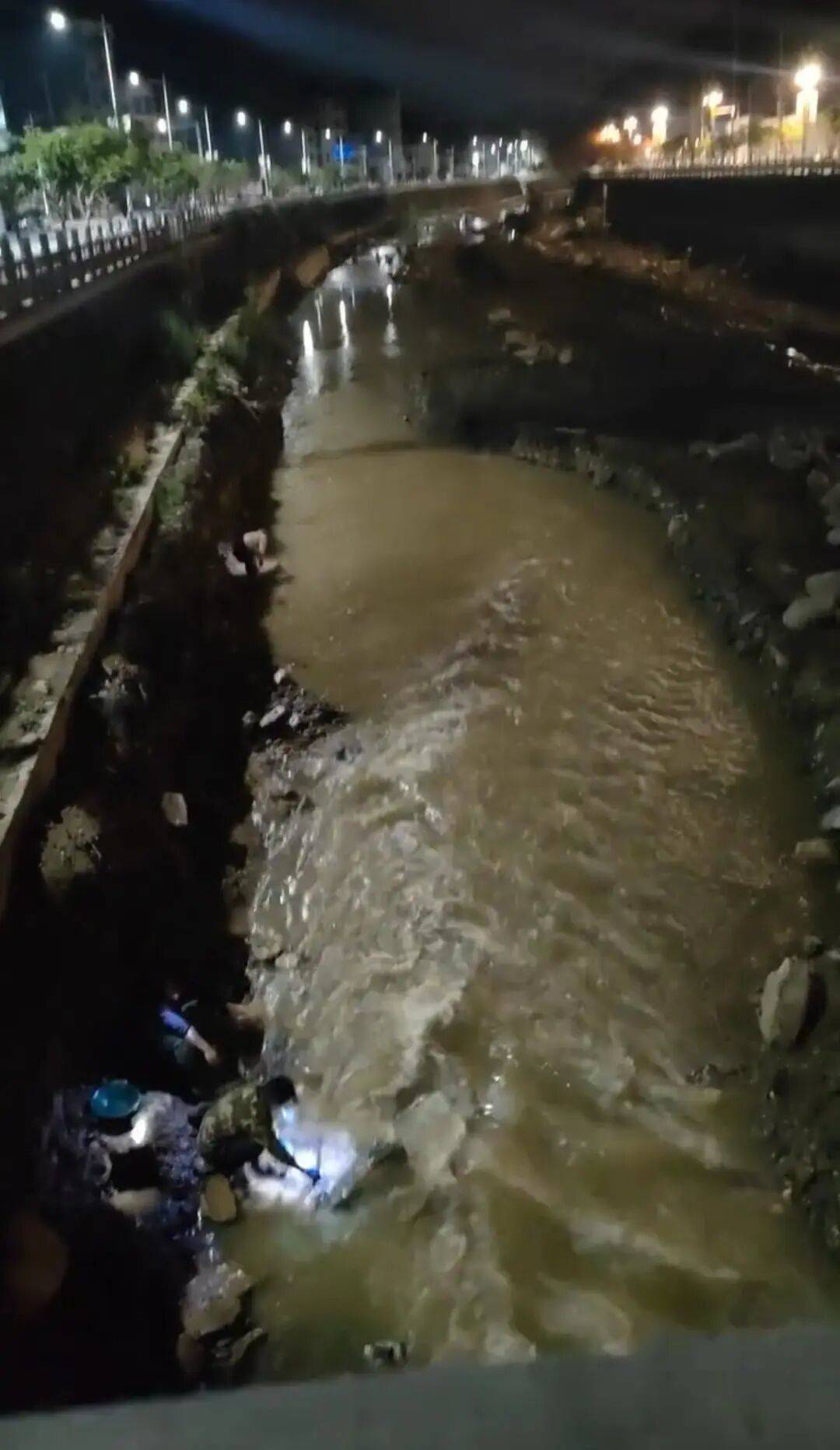 “一盆出5克多”<strong></p>
<p>dota2更新资讯</strong>，多人凌晨下河淘金！当地警方回应