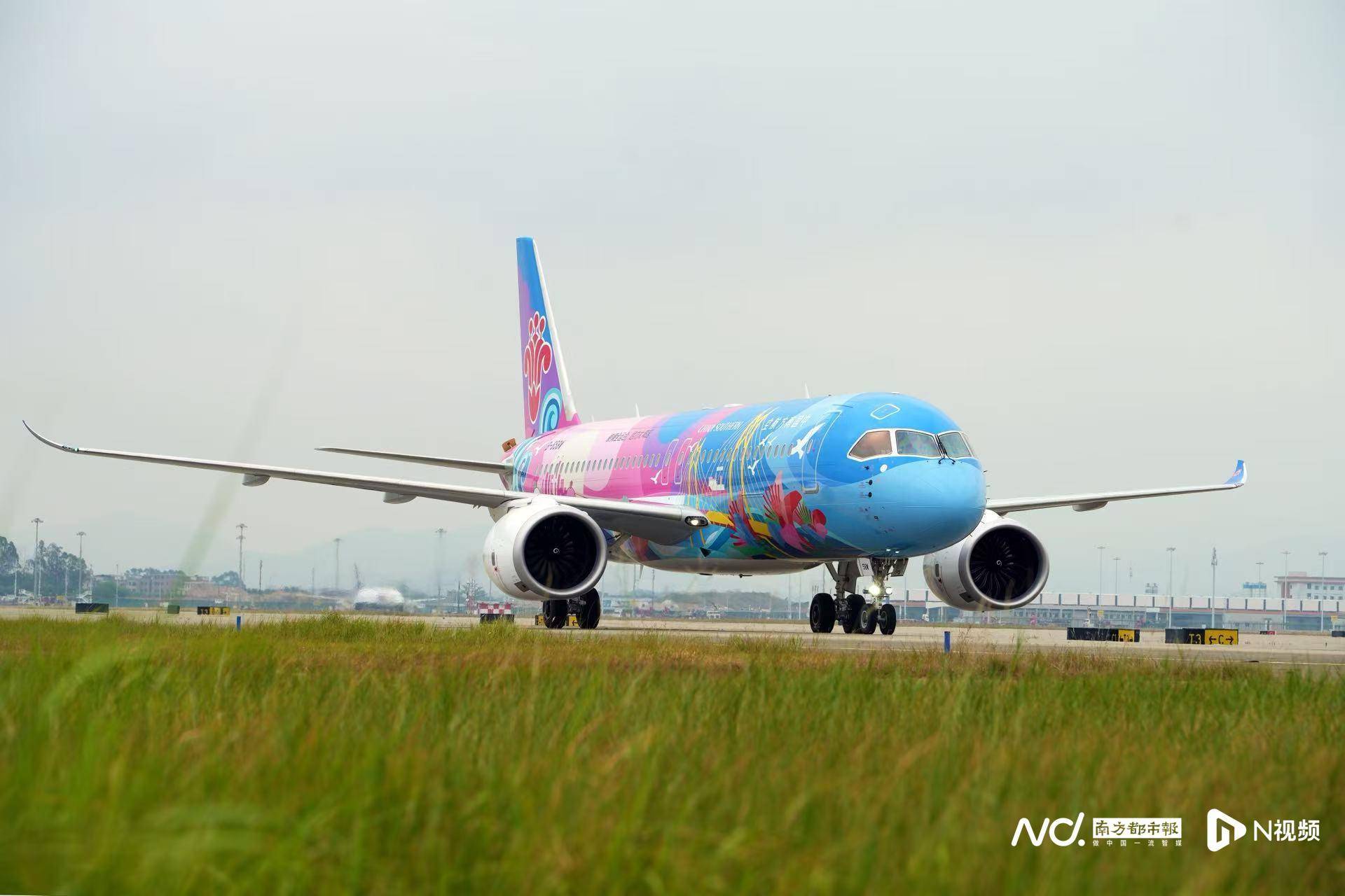 广州白云机场起飞<strong></p>
<p>吉林资讯广播在线收听</strong>！国内首架C919全运会主题彩绘机首航