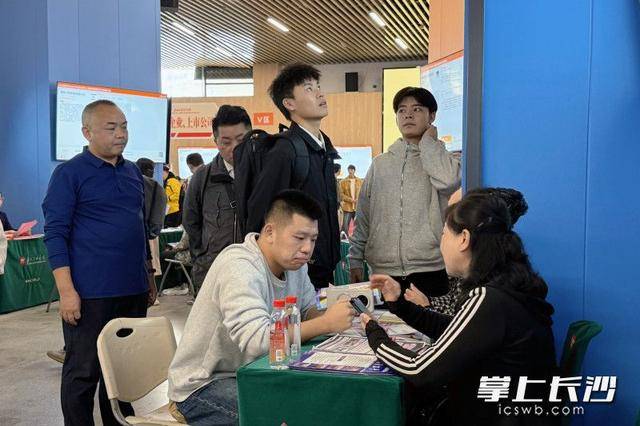 700余名退役军人及军属长沙求职<strong></p>
<p>一尘投资讯网</strong>，165人达成意向