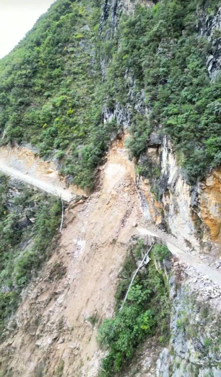 重庆网红“挂壁公路”垮塌<strong></p>
<p>一尘投资讯网</strong>，附近村民外出绕行已半月盼修复，当地：已完成排危，正在修