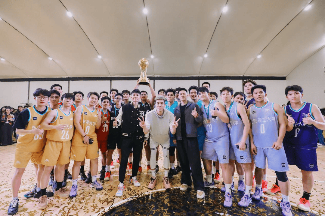 复旦、交大、同济等八大高校集结<strong></p>
<p>下载一点资讯到桌面</strong>，得物App“新生杯”篮球赛首战上海