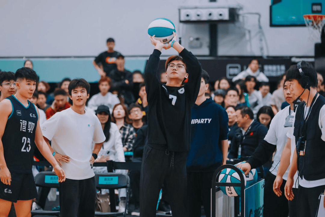 复旦、交大、同济等八大高校集结<strong></p>
<p>下载一点资讯到桌面</strong>，得物App“新生杯”篮球赛首战上海