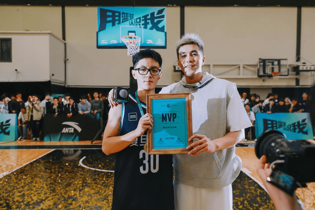 复旦、交大、同济等八大高校集结<strong></p>
<p>下载一点资讯到桌面</strong>，得物App“新生杯”篮球赛首战上海