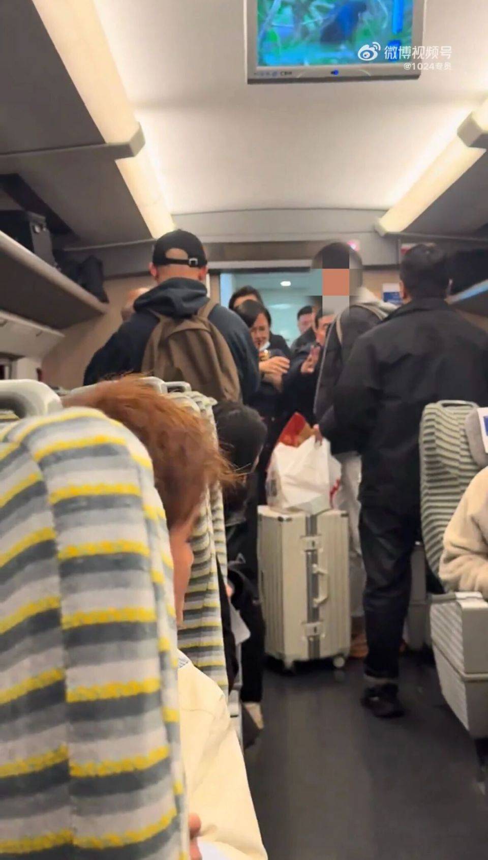 老年男子高铁上要求让座遭拒<strong></p>
<p>下载一点资讯到桌面</strong>，反辱骂年轻乘客：“你是人吗？”