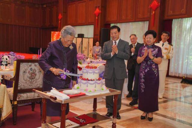 连续有两位国王访华<strong></p>
<p>下载一点资讯到桌面</strong>，其中一位是建交以来首访，证明了什么？