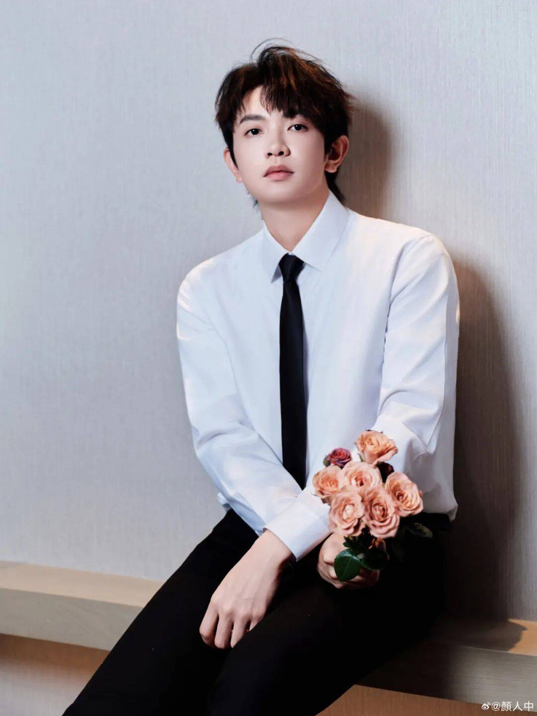 知名男歌手<strong></p>
<p>黄埔一号v军校资讯</strong>，杭州演唱会延迟50分钟，反手 “买一送一”：明年免费加场