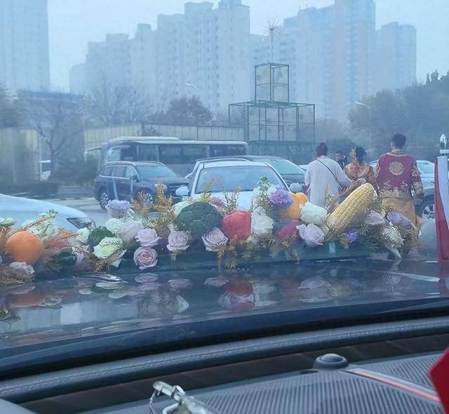 河北一对新人结婚遭拦车索要50条香烟<strong></p>
<p>黄埔一号v军校资讯</strong>，街道办接线员称“拦婚车较常见，不拦反而不好”