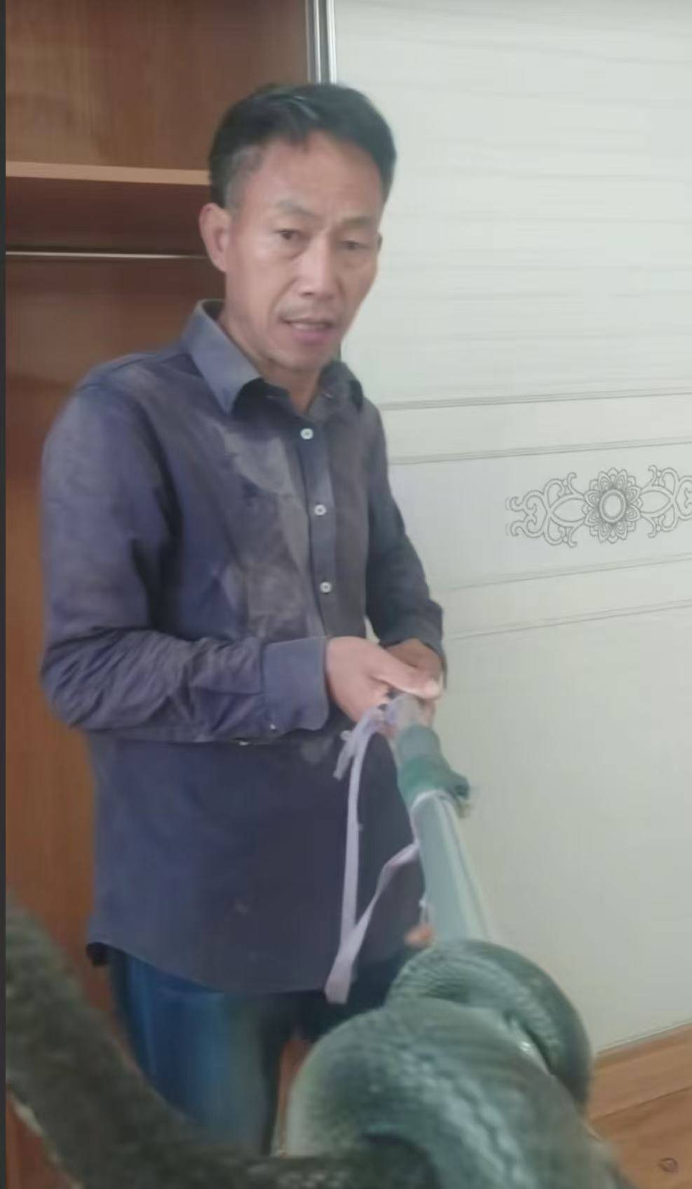 “蛇被我甩开了<strong></p>
<p>林俊杰微博</strong>，没完全注射毒液”，湖南直播抓蛇被咬伤网红被警方拘留后发声道歉