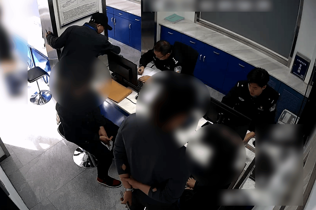 男子9600元转卖全新苹果17Pro max<strong></p>
<p>林俊杰微博</strong>，买家爽快转账1万后，其老婆银行卡被冻结！民警：这笔钱涉诈