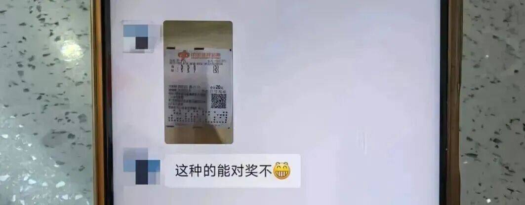 男子彩票中奖太兴奋<strong></p>
<p>凤凰网资讯台在线直播</strong>，拍照发业主群分享，隔天奖金被邻居冒领……