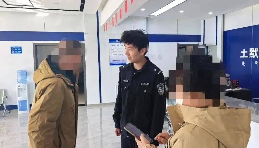 男子彩票中奖太兴奋<strong></p>
<p>凤凰网资讯台在线直播</strong>，拍照发业主群分享，隔天奖金被邻居冒领……