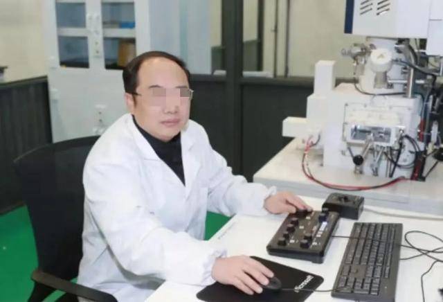 大骗子成了首席科学家<strong></p>
<p>凤凰网资讯台在线直播</strong>，起底郭某