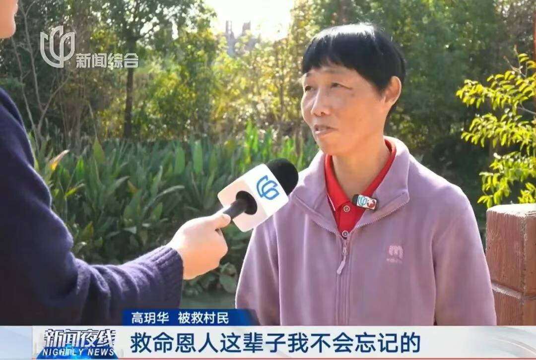 上海一快递小哥跳河救人<strong></p>
<p>凤凰网资讯台在线直播</strong>，上岸后全身湿透继续派送