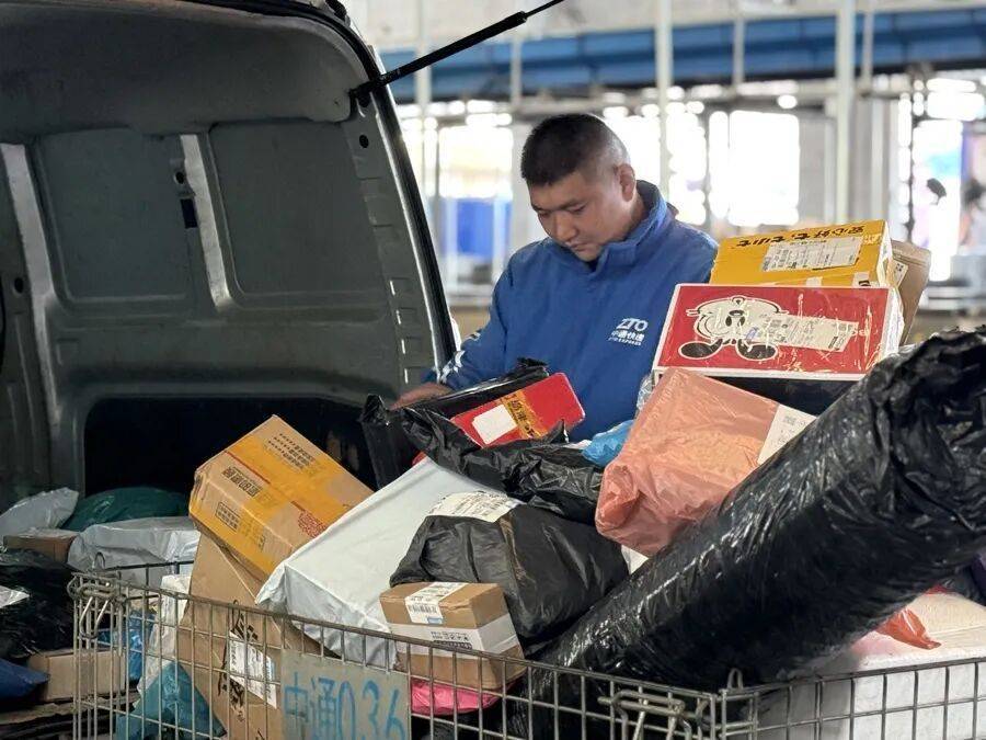 上海一快递小哥跳河救人<strong></p>
<p>凤凰网资讯台在线直播</strong>，上岸后全身湿透继续派送