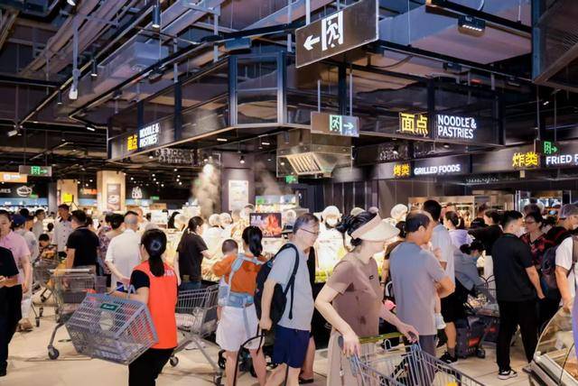 “深圳式反转”<strong></p>
<p>凤凰网资讯台在线直播</strong>！永辉8家调改门店悉数盈利 人均薪资暴涨45%