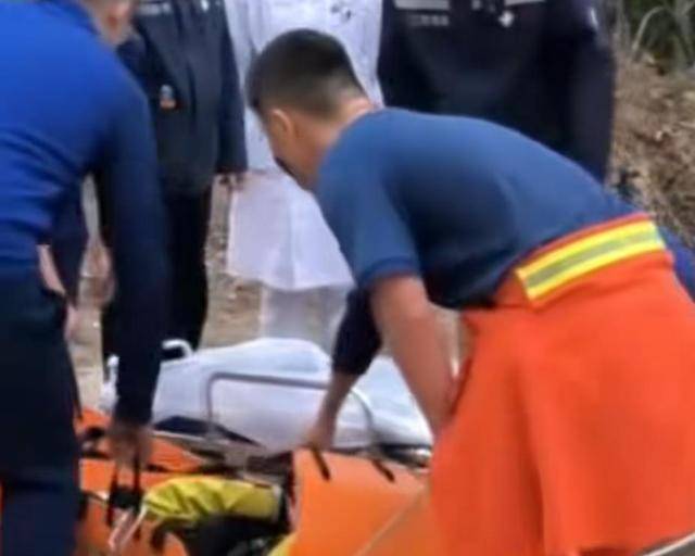 “我来个跳的”！女驴友不慎摔下巨石<strong></p>
<p>凤凰网资讯台在线直播</strong>，目击者：粉碎性骨折