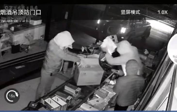 多名男子开越野车撞开烟酒店大门行窃<strong></p>
<p>苏州盈天地资讯科技有限公司</strong>，失主报案称损失超20万元，警方回应