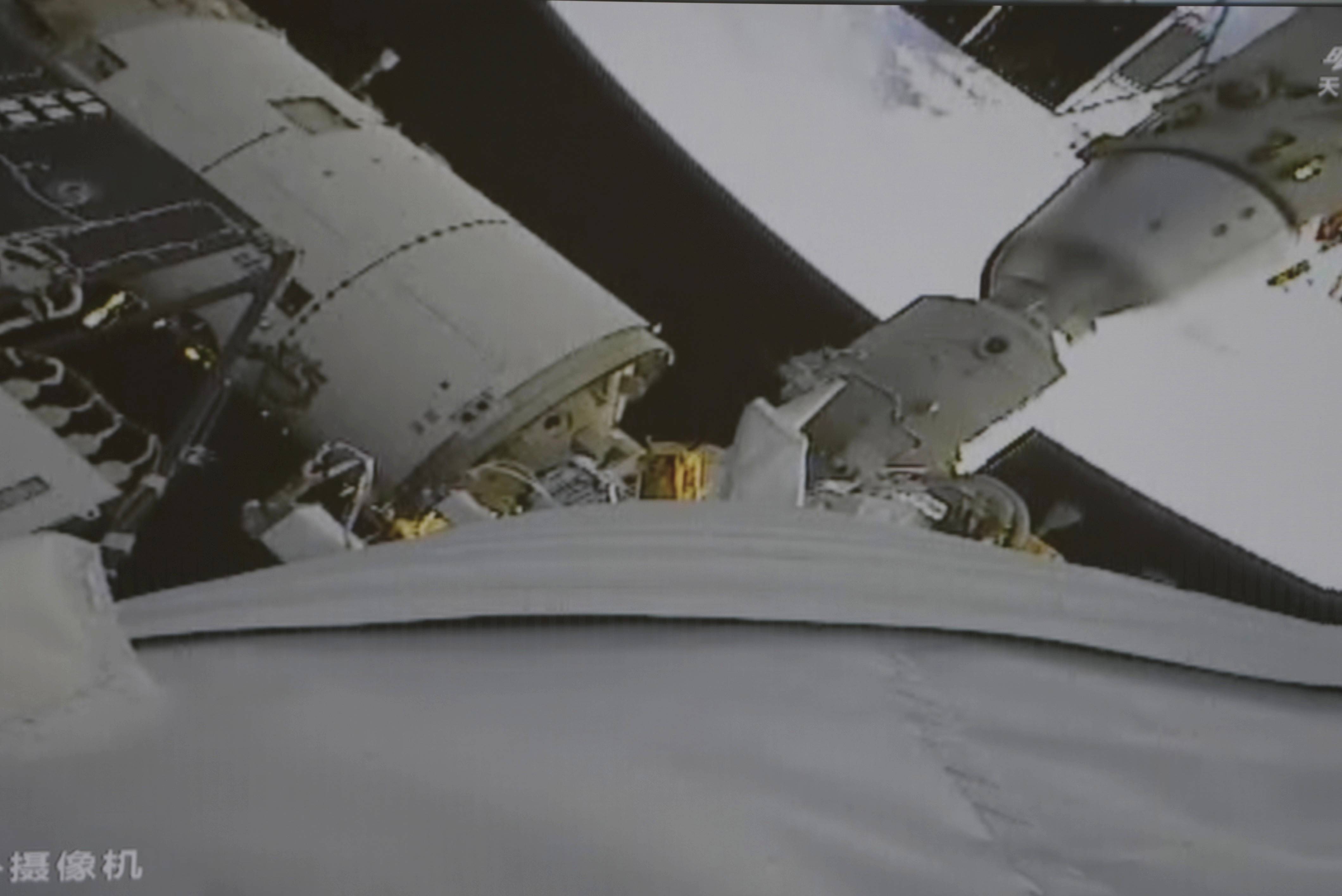 神舟二十二号飞船与空间站组合体完成自主快速交会对接