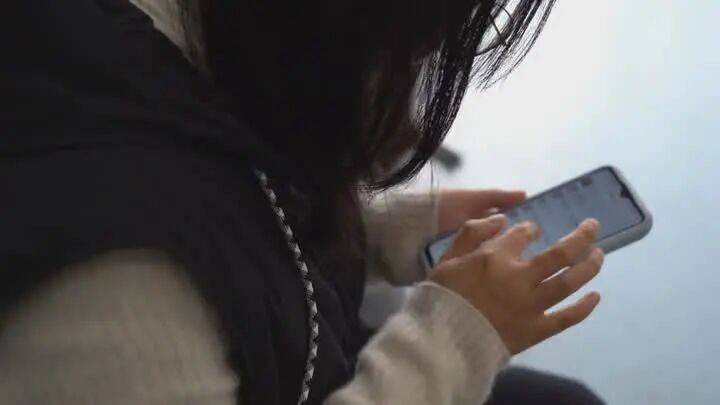 扬州一女子刷短视频惹祸：偷偷去银行取了6万现金<strong></p>
<p>网资讯</strong>，结果……