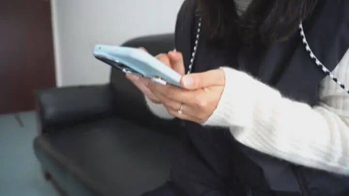 扬州一女子刷短视频惹祸：偷偷去银行取了6万现金<strong></p>
<p>网资讯</strong>，结果……