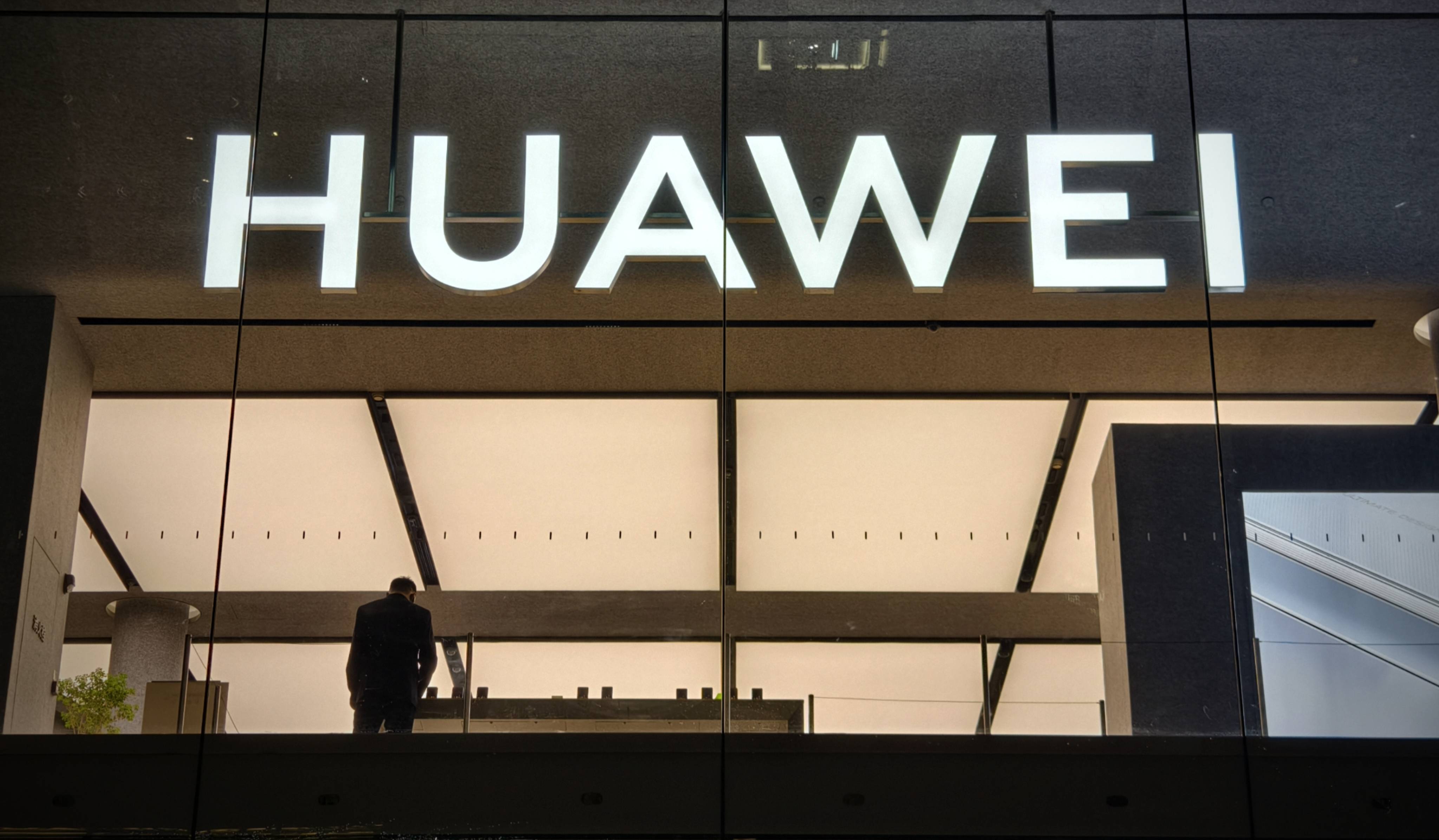 独家｜华为Mate80首批备货30万台左右<strong></p>
<p>网站资讯</strong>，渠道商称“定价很有魄力”