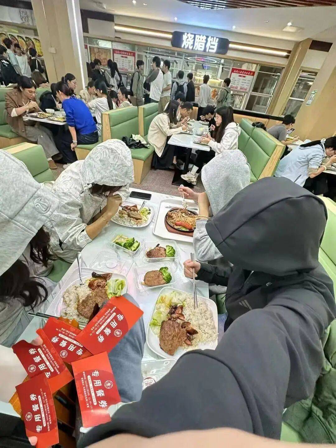 广东工业大学请6万师生吃牛扒<strong></p>
<p>网站资讯</strong>,校方回应:因近期学校喜事很多