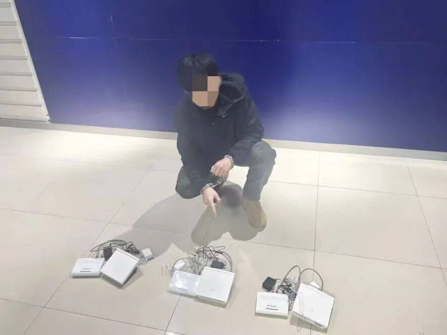 太可怕<strong></p>
<p>资讯点</strong>！呼和浩特一酒店客房内惊现“神秘”白色可疑设备！竟然是…