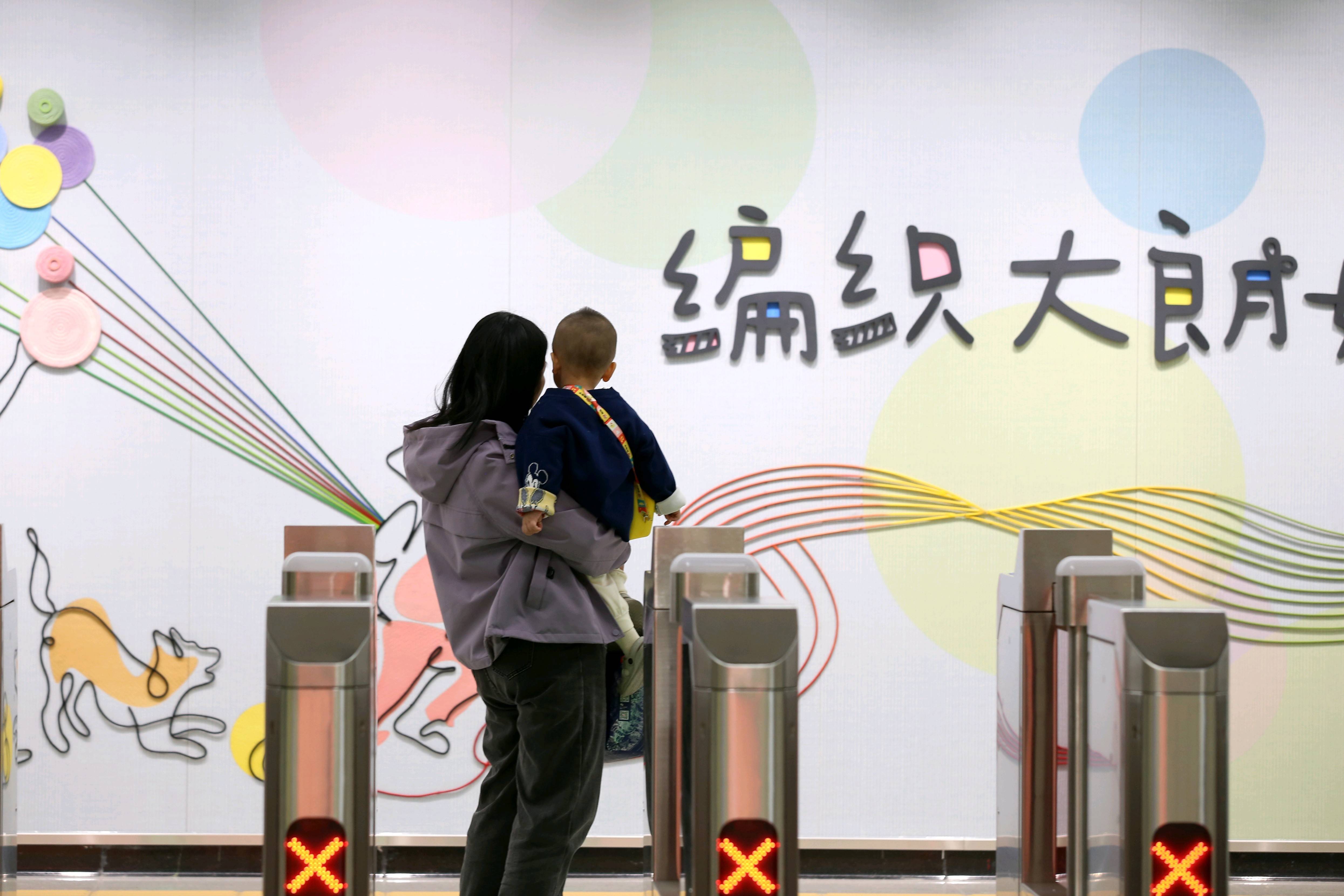 东莞地铁1号线试乘首日<strong></p>
<p>资讯点</strong>，大朗4站“沸腾”了