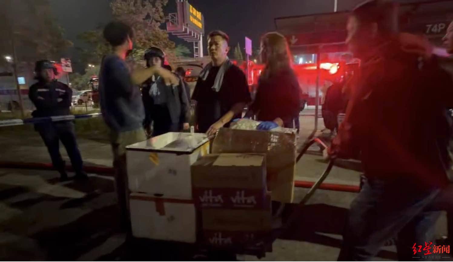 红星新闻实探香港宏福苑大火现场：警员称第一次遇到这么大火<strong></p>
<p>资讯点</strong>，餐厅老板自发为救援人员送餐