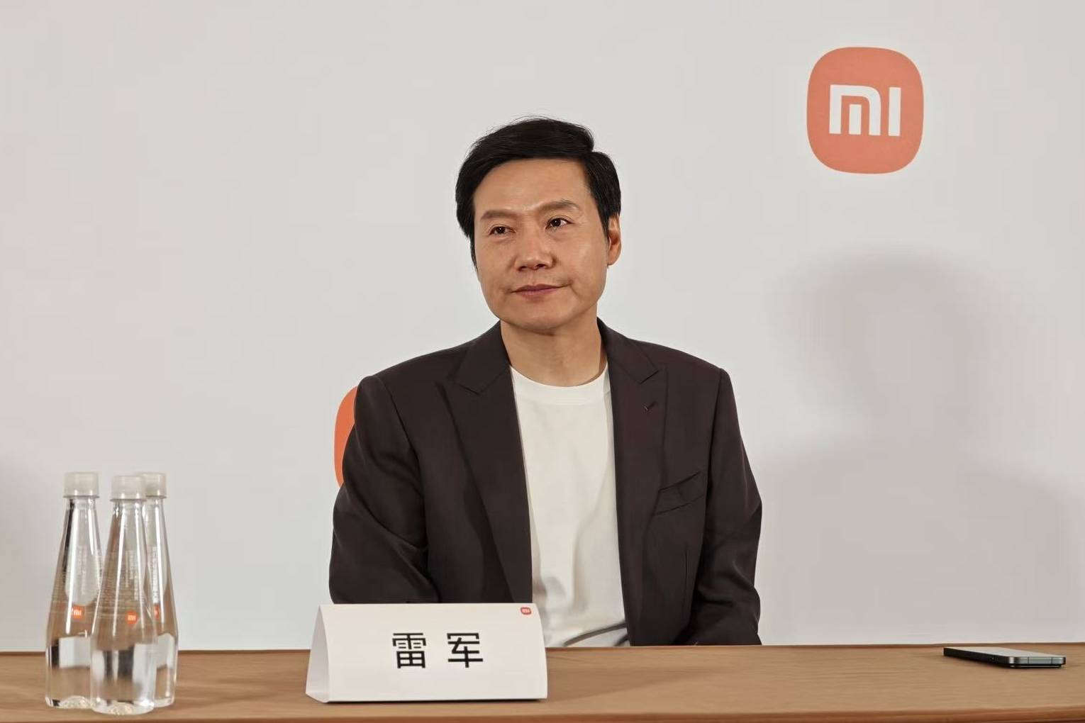 雷军宣布1亿港元增持后<strong></p>
<p>资讯点</strong>，小米港股美股迎来上涨