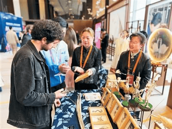 马克龙一路追着它俩<strong></p>
<p>点资讯</strong>，抢先一步要访华！