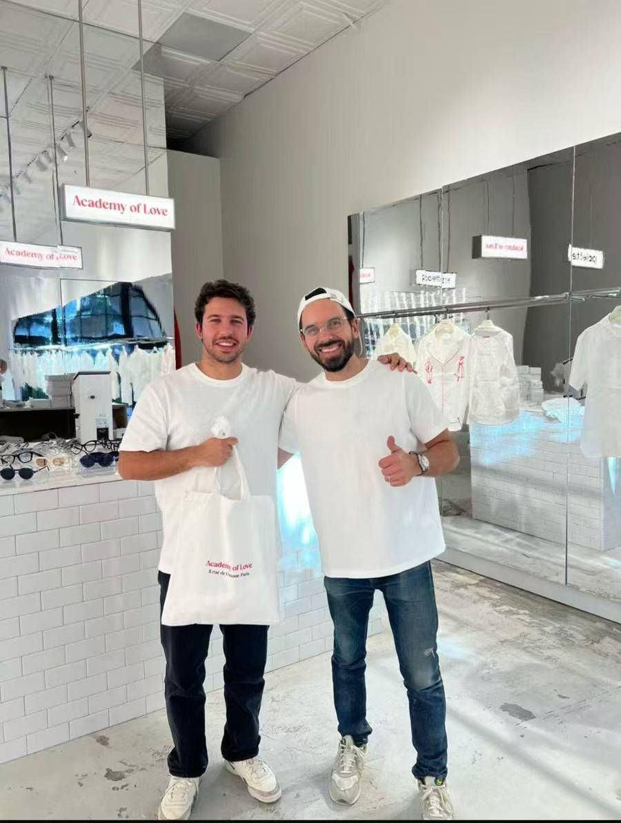 法国人在上海开店<strong></p>
<p>下载资讯</strong>，只卖白色衣服竟然火了丨上海滩上洋掌柜