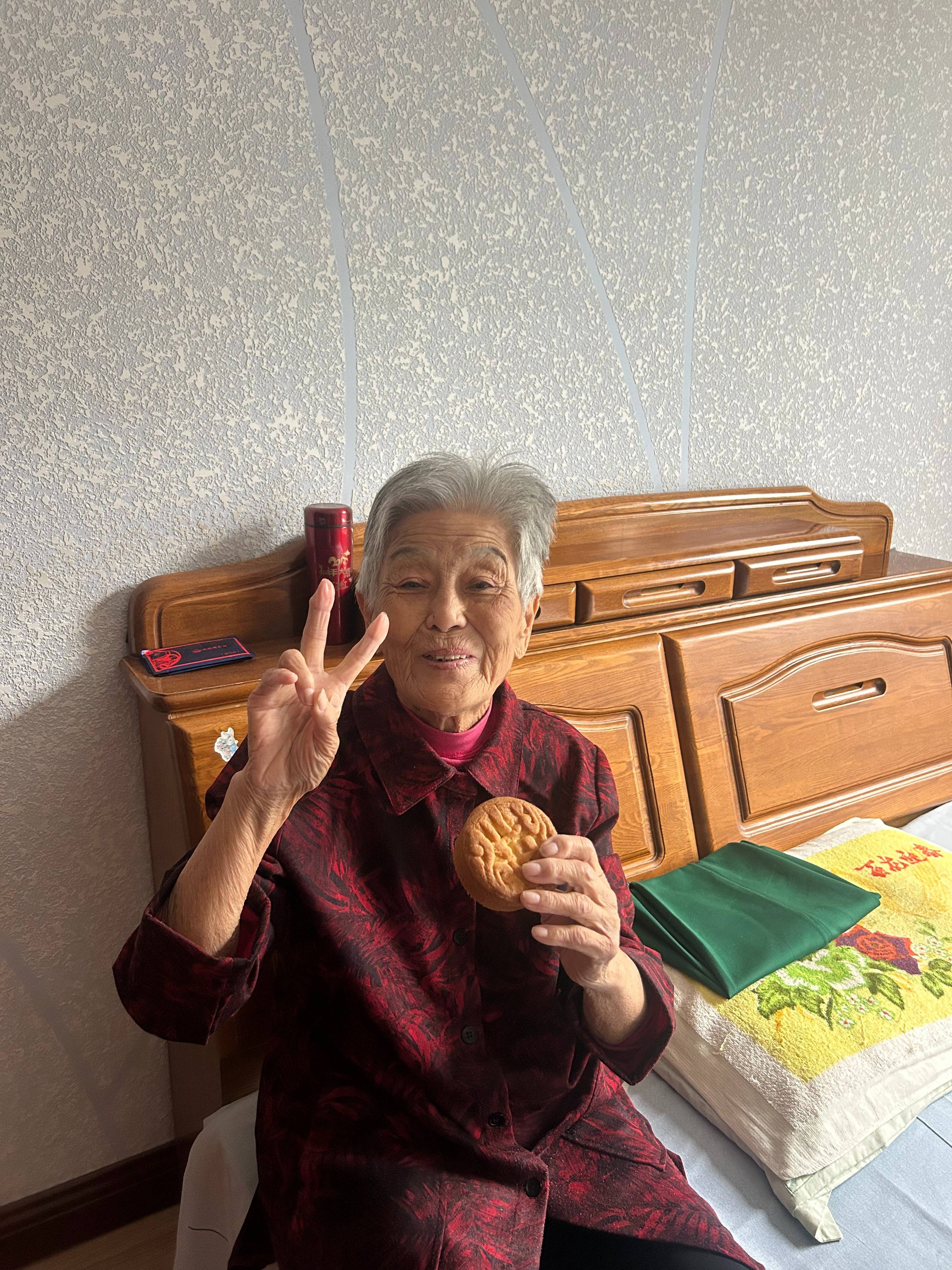 女子晒照对比奶奶自爷爷去世9个月后变化：再也不是时髦的老太太了<strong></p>
<p>下载资讯</strong>，评论区泪目