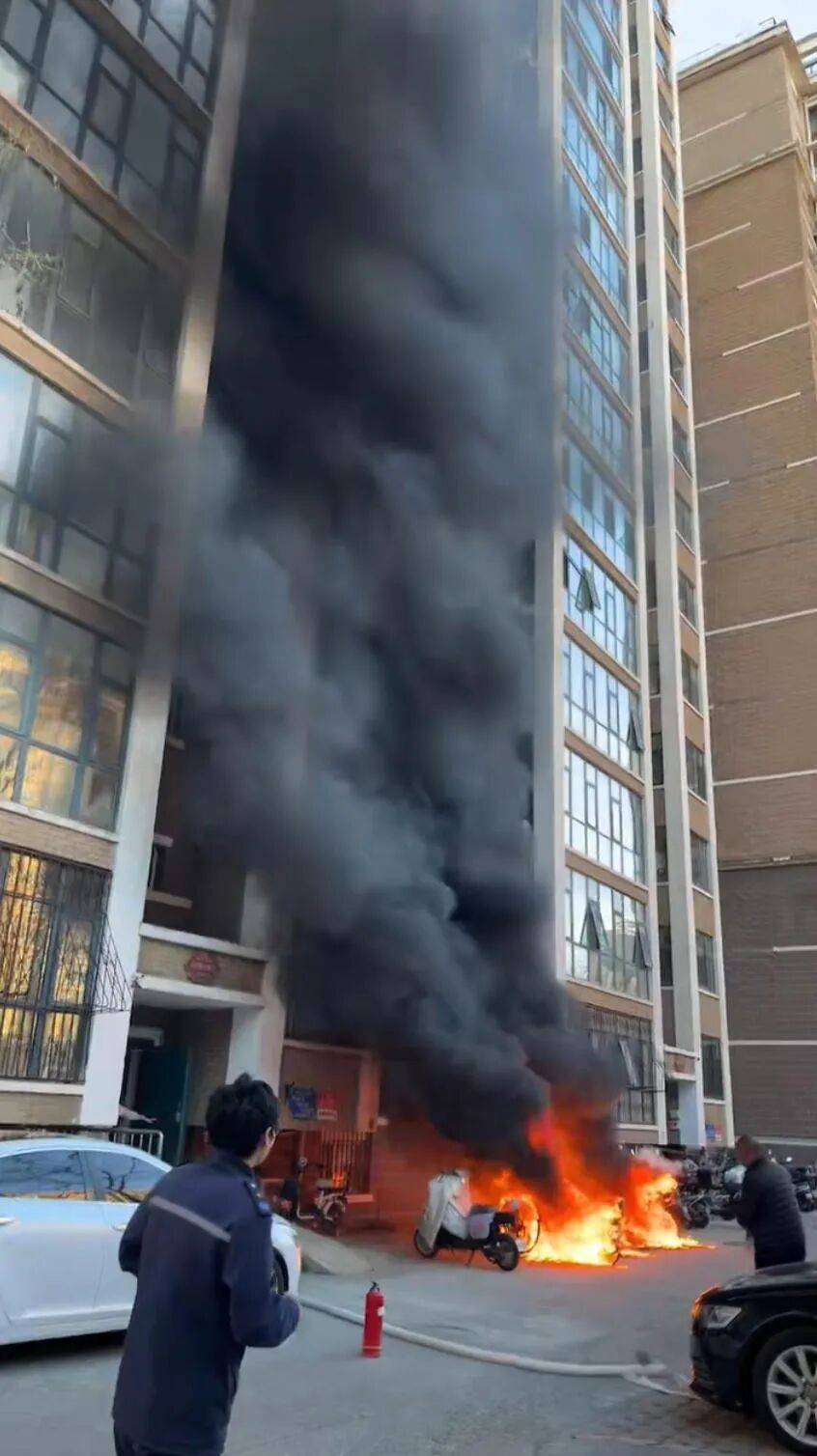 天通苑一天两起电动车火情<strong></p>
<p>下载资讯</strong>，突然着火忒吓人丨有事儿@新京报