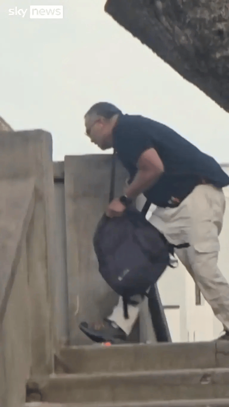 悉尼枪手被制服<strong></p>
<p>app资讯</strong>，愤怒民众猛踩头部，调查显示枪手合法持有六支枪