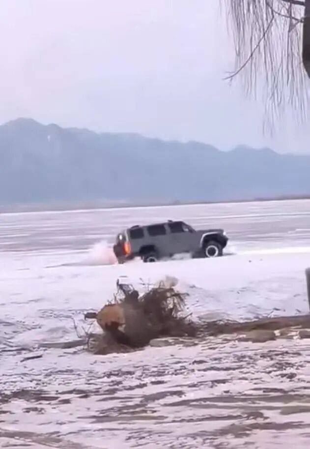 河北一越野车在水库冰面练漂移<strong></p>
<p>app资讯</strong>，冰层突然破裂，车轮落水被冻6小时，找来吊车深夜将车吊出