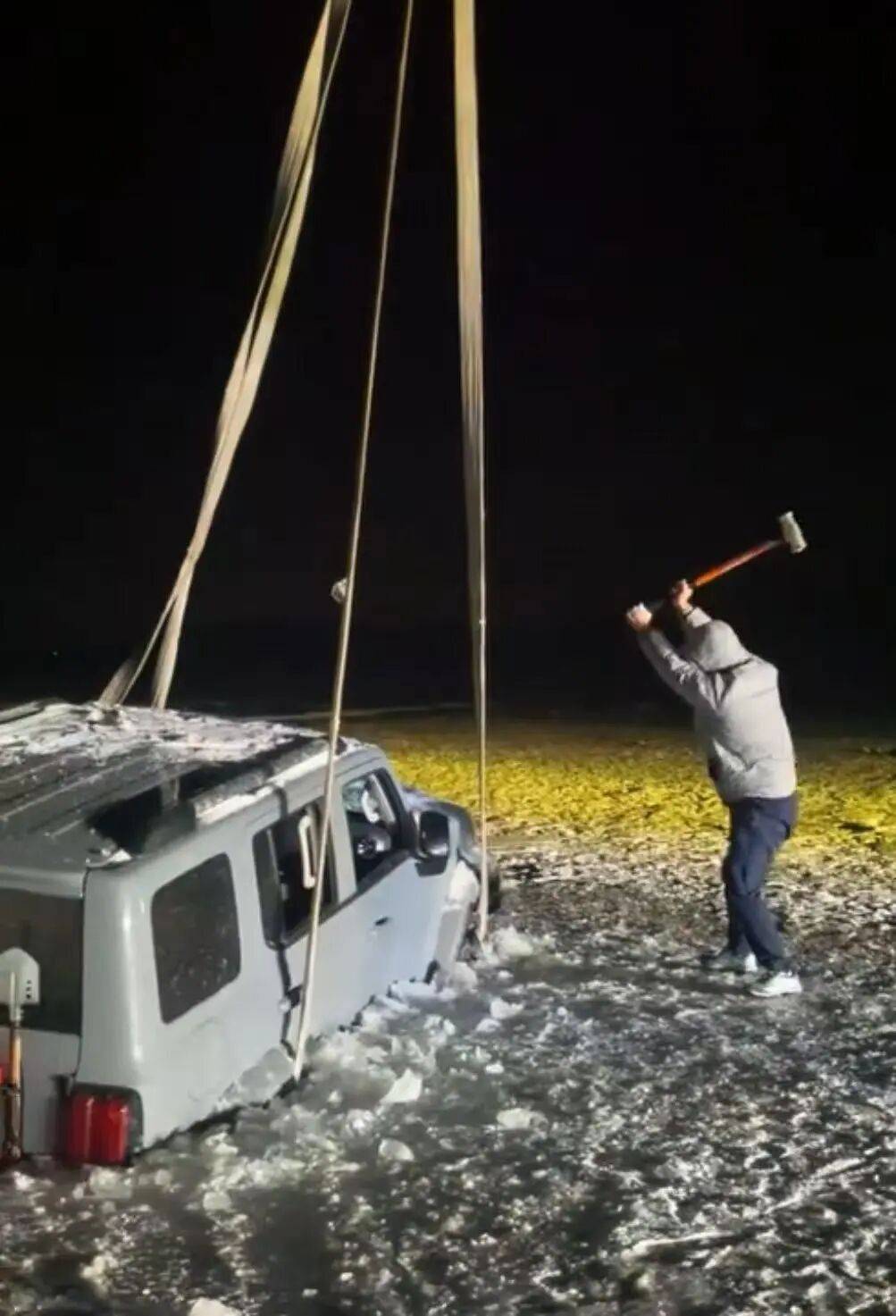 河北一越野车在水库冰面练漂移<strong></p>
<p>app资讯</strong>，冰层突然破裂，车轮落水被冻6小时，找来吊车深夜将车吊出