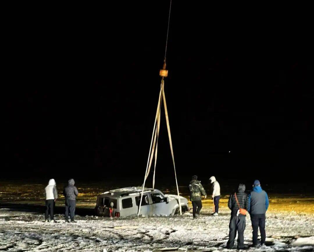 河北一越野车在水库冰面练漂移<strong></p>
<p>app资讯</strong>，冰层突然破裂，车轮落水被冻6小时，找来吊车深夜将车吊出