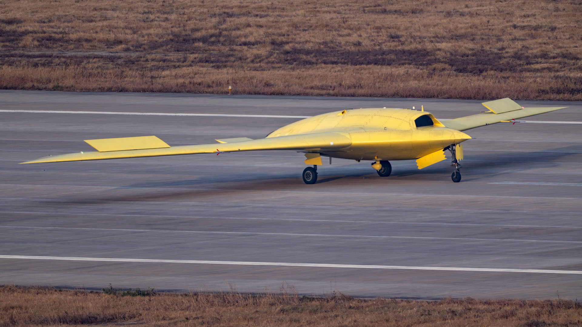 多张高清大图<strong></p>
<p>app资讯</strong>！新型高空高速长航时无人机彩虹-7近日成功首飞