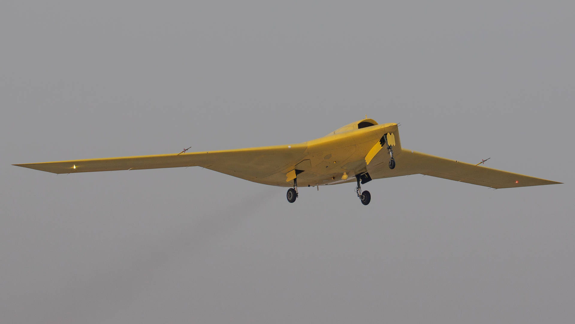 多张高清大图<strong></p>
<p>app资讯</strong>！新型高空高速长航时无人机彩虹-7近日成功首飞