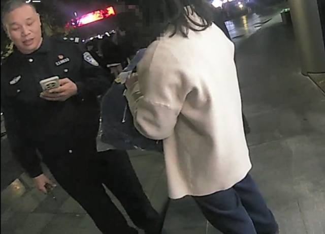 机智！快递在家门口被偷<strong></p>
<p>app资讯</strong>，她用一招抓到了人还拿回了东西