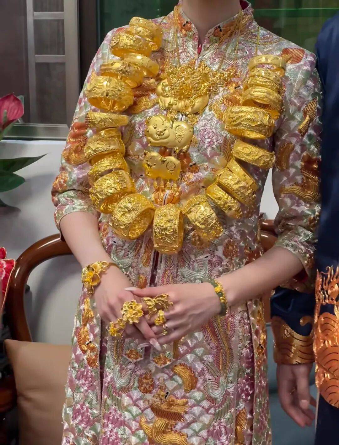 潮汕老板卖0.1克黄金<strong></p>
<p>app资讯</strong>，今年已进账62亿