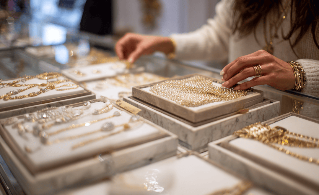 潮汕老板卖0.1克黄金<strong></p>
<p>app资讯</strong>，今年已进账62亿