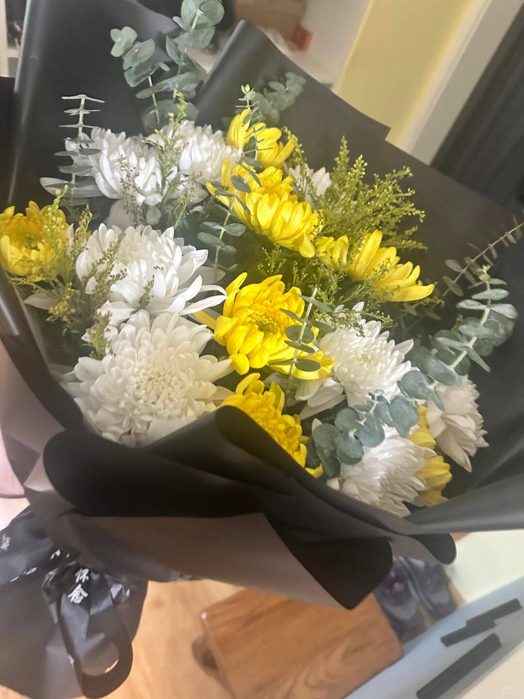 上海高中生买99朵康乃馨为母亲庆生<strong></p>
<p>资讯app</strong>，却收到菊花写着“缅怀逝者”，店家：骑手送错了