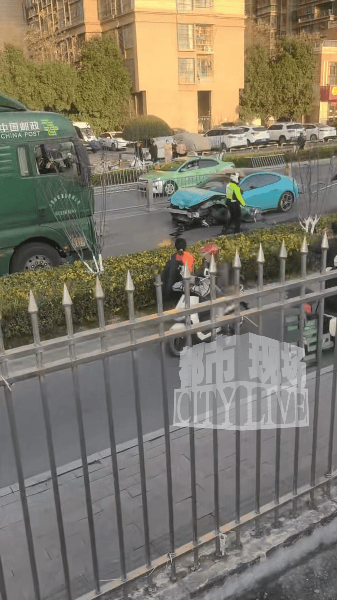 安徽一小米SU7撞翻几十米护栏<strong></p>
<p>公司资讯</strong>，目击者称车辆前轮脱落后才刹停，当地交警回应