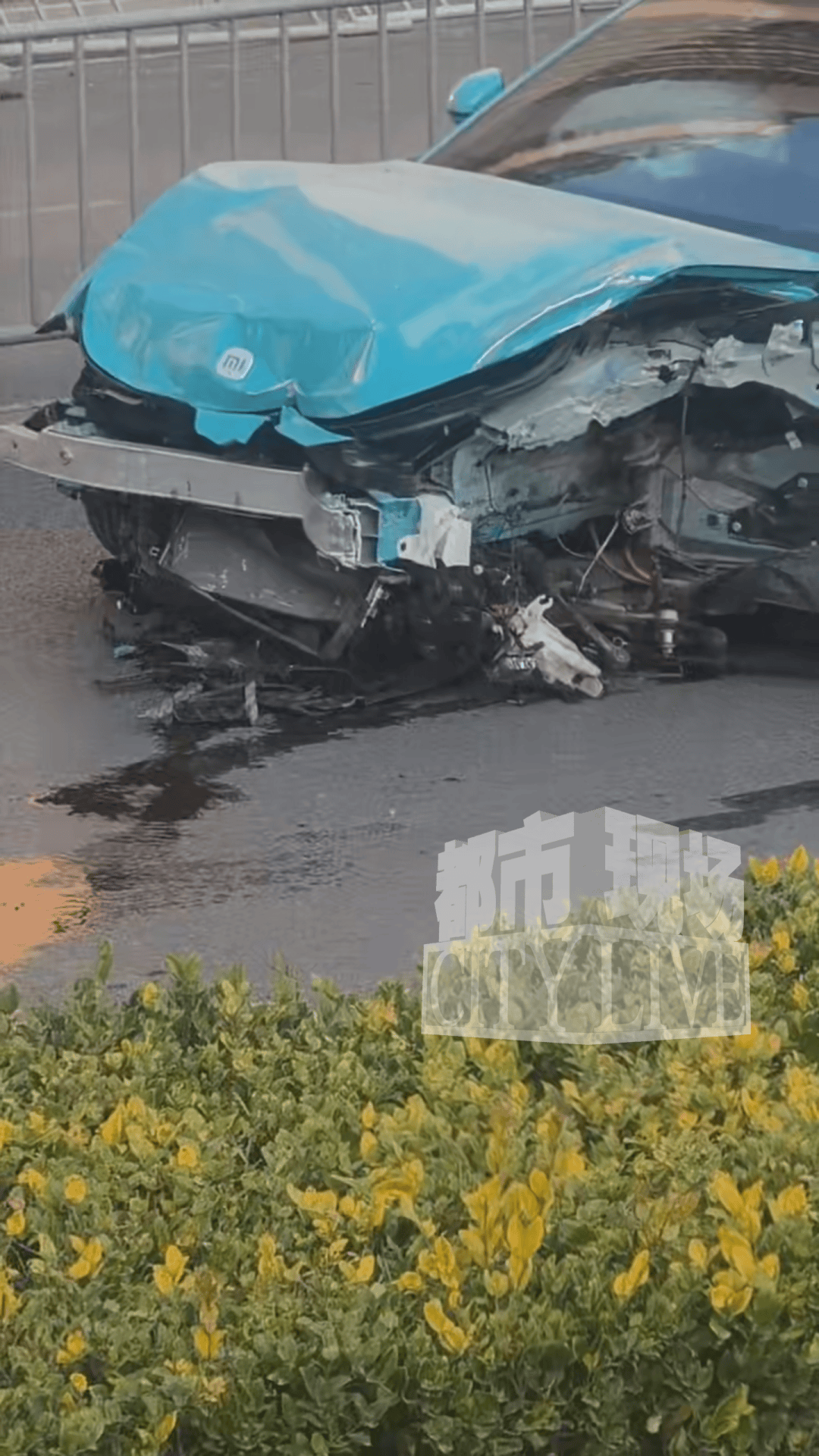 安徽一小米SU7撞翻几十米护栏<strong></p>
<p>公司资讯</strong>，目击者称车辆前轮脱落后才刹停，当地交警回应