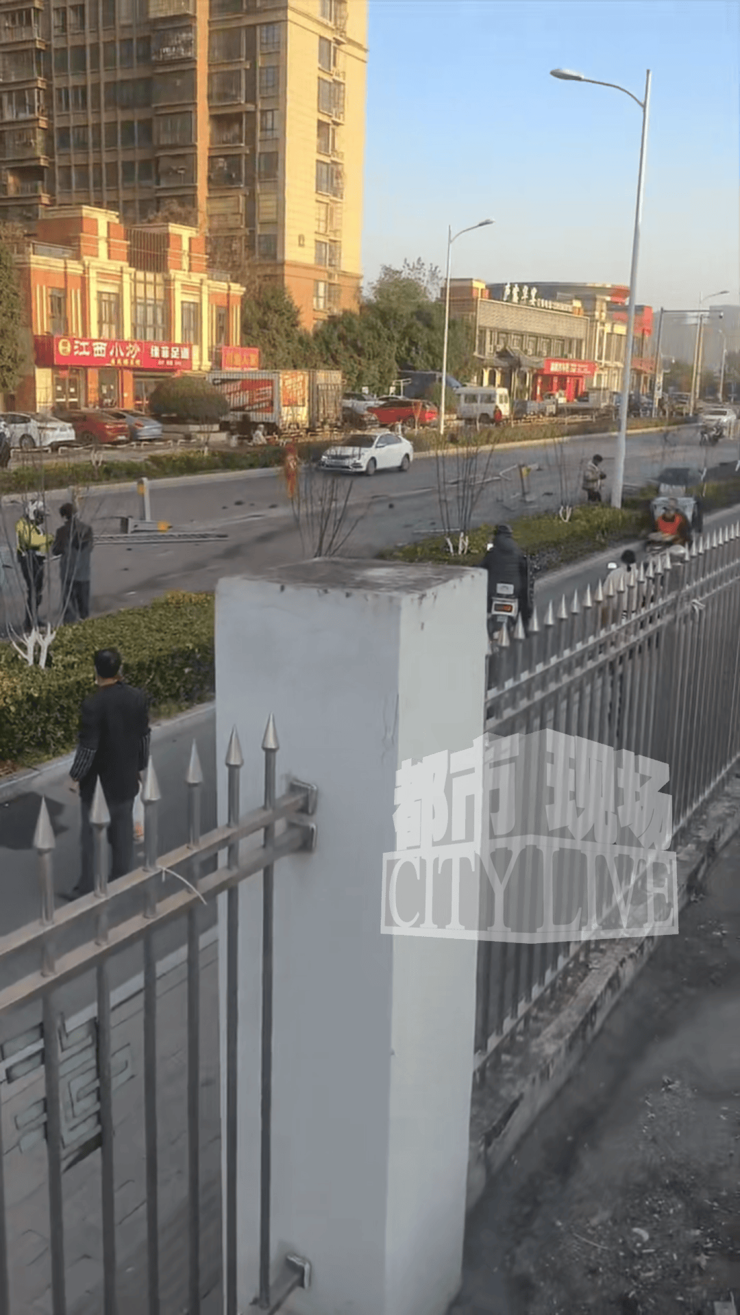 安徽一小米SU7撞翻几十米护栏<strong></p>
<p>公司资讯</strong>，目击者称车辆前轮脱落后才刹停，当地交警回应